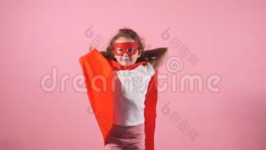 穿着超级英雄斗篷和面具的<strong>坚强</strong>小女孩的肖像